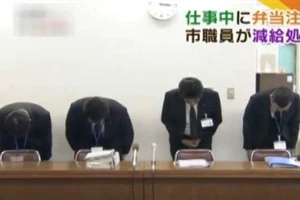 Bị kỷ luật vì đi ăn trưa sớm 3 phút