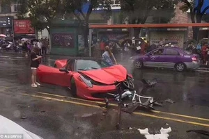 Nữ tài xế biến siêu xe Ferrari 15 tỉ thành sắt vụn 