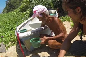Cụ ông 82 tuổi 30 năm sống 'nude' ngoài hoang đảo