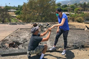 Tìm được nhẫn cưới trong đống tro tàn