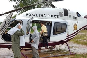 Giải cứu đội bóng Thái: Người thứ 10 được đưa ra khỏi hang