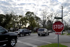 Trốn ra sống ở xe hơi vì bị bạn gái kiểm soát và bạo hành 