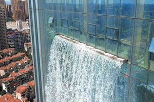 Chiêm ngưỡng thác nước nhân tạo cao 108 m