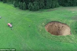 Hố tử thần cao bằng tòa nhà 16 tầng xuất hiện tại Nga