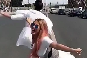 Nữ ca sĩ bị bắt vì nhảy nhót trước tháp Eiffel