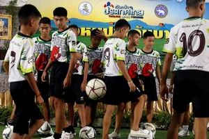 Thái Lan cấp quốc tịch cho 4 thành viên đội bóng Lợn hoang