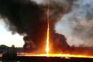 Kinh hoàng cơn lốc lửa xoáy do hỏa hoạn cao đến 15 m