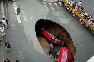 Hố tử thần khổng lồ bỗng dưng nuốt chửng xe trên đường