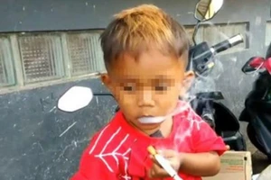 Choáng với cậu bé 2 tuổi hút 40 điếu thuốc mỗi ngày