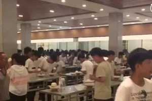 Trường học bắt học sinh đứng ăn để tiết kiệm thời gian