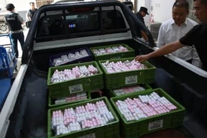 Trung Quốc: Chở 1 xe tải tiền xu đi mua siêu xe