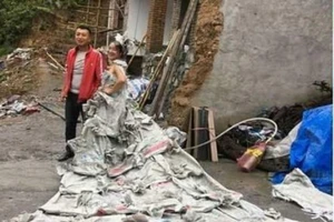 Áo cưới làm từ bao xi măng gây sốt cộng đồng mạng