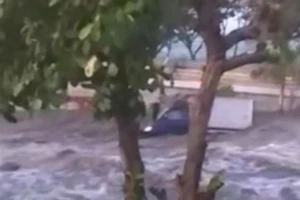 Clip: Khoảnh khắc sóng thần đuổi theo người dân Palu