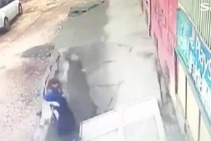 Đang nói chuyện, 2 người bỗng dưng bị hố tử thần nuốt chửng