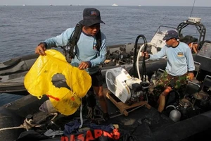 Nhân chứng kể lại khoảnh khắc máy bay Indonesia rơi xuống biển