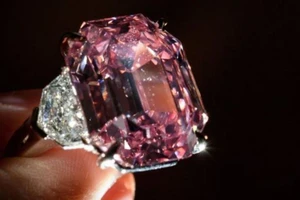 Choáng với viên kim cương hồng giá 1.160 tỉ đồng