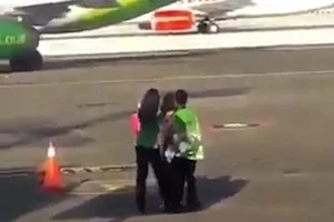 Trễ chuyến, người phụ nữ đuổi theo máy bay ra đường băng