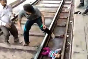 Bé 1 tuổi sống sót kỳ diệu sau khi tàu lửa cán qua