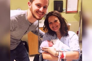 Cảnh sát Mỹ đỡ đẻ bên vệ đường cao tốc