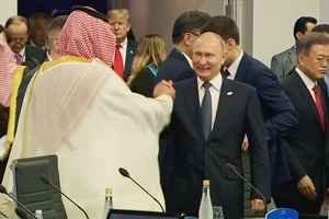 Màn bắt tay giữa ông Putin và thái tử Saudi Arabia gây chú ý