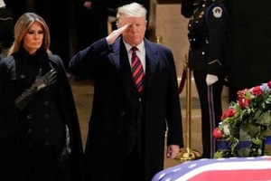  Tổng thống Trump và đệ nhất phu nhân viếng linh cữu Bush cha
