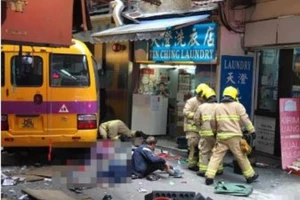 Xe bus không người lái đâm vào đám đông đi bộ