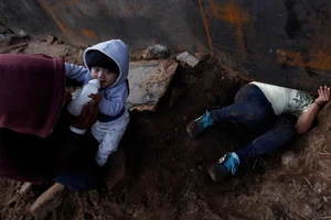 Tuồn con 8 tháng qua lỗ dưới bức tường biên giới để vào Mỹ