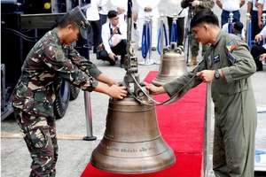 Mỹ trả lại 3 quả chuông cho Philippines