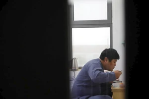 Giới trẻ Hàn Quốc chi tiền để được... ngồi tù