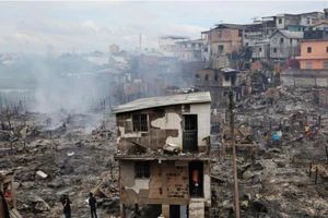 Cháy nghi do nổ nồi áp suất, thiêu rụi 600 căn nhà ở Brazil