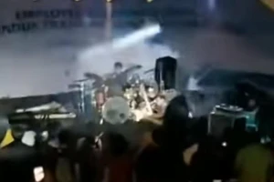 Kinh hoàng sóng thần cuốn phăng ban nhạc đang diễn ở Indonesia