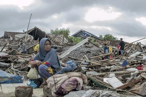 Trong đống hoang tàn sau trận sóng thần ở Indonesia