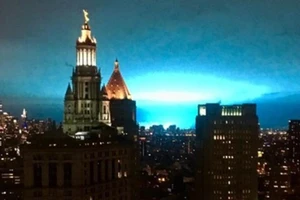Bầu trời New York bỗng chuyển màu xanh kỳ lạ