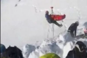 Bé trai 12 tuổi sống sót kỳ diệu dù bị núi tuyết vùi 40 phút