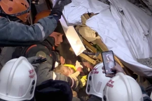 Bé 11 tháng sống sót thần kỳ dù bị chôn vùi 36 tiếng 