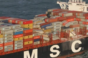 Tàu chở hàng gặp bão, 270 container mất tích trên biển