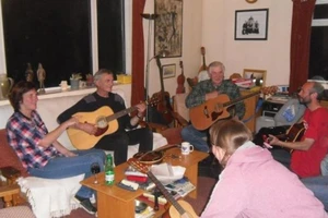 Ngôi làng kì lạ đón Giáng sinh vào ngày 6-1