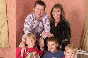 Nuôi 3 người con hơn 20 năm mới biết mình bị vô sinh