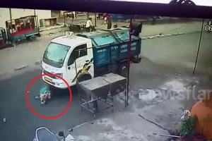 May mắn thoát chết sau khi bị xe rác cuốn vào gầm