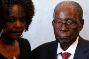 Cựu Tổng thống Zimbabwe bị trộm 1 va li chứa đầy tiền