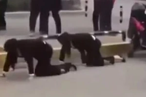 Buộc nhân viên bò trên phố vì không đạt chỉ tiêu bán hàng