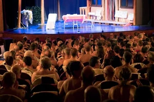 Xem kịch khỏa thân, khán giả cũng phải... lõa thể!