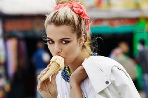 Phụ nữ thì không được liếm kem?