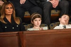 Vị khách đặc biệt Nhà Trắng ngủ gật khi ông Trump phát biểu