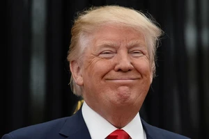 Trả 15.000 USD để được chụp hình với ông Trump