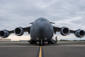 'Ngựa thồ' chở trực thăng của ông Trump hạ cánh xuống Nội Bài