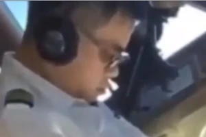 Lộ video cơ trưởng ngủ gục khi đang lái máy bay
