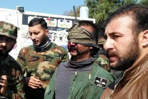 Video: Hai phi công Ấn Độ bị bắt sau khi máy bay bị bắn rơi