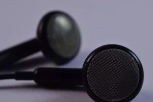 Bị điếc vì ngủ quên khi dùng tai nghe