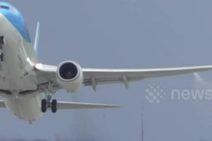 Video: Máy bay rò rỉ nhiên liệu khi cất cánh